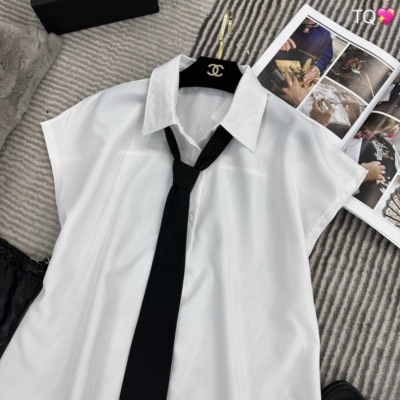 Áo sơ mi trắng kèm cà vạt