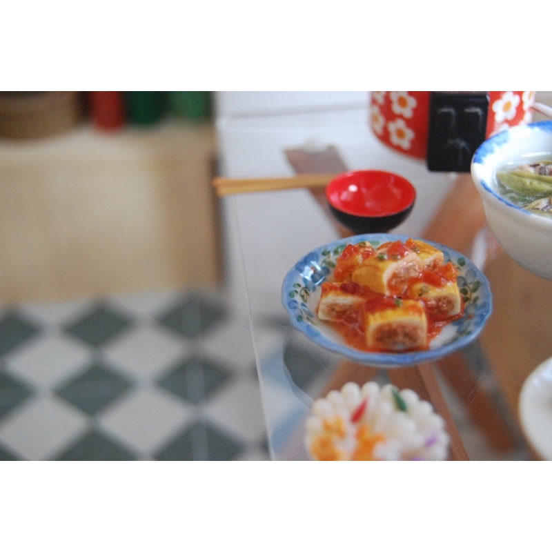 Mô hình cà chua sốt cà thu nhỏ bằng đất sét