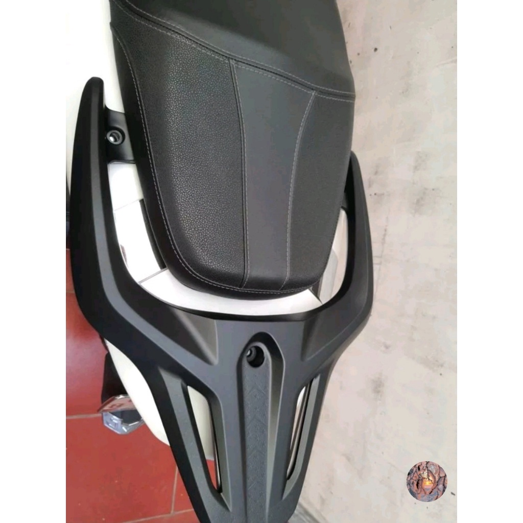 Ốp cảng sau màu đen nhám xe SH 2020 - 2022 trở lên.