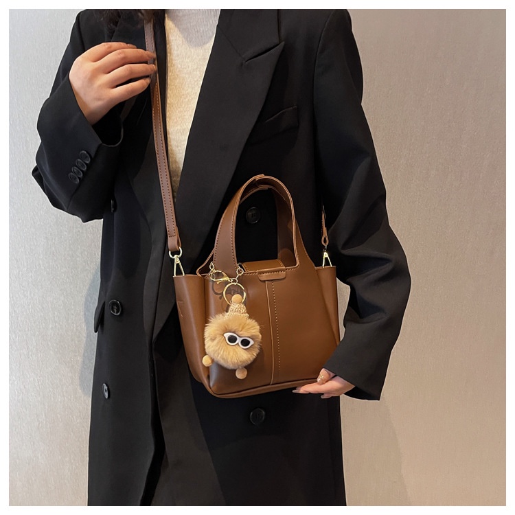 Túi Quái Xách Nữ Có Dây Đeo Chéo Giỏ Nữ Trơn Kèm Thú Bông Siêu Xinh - ViVi