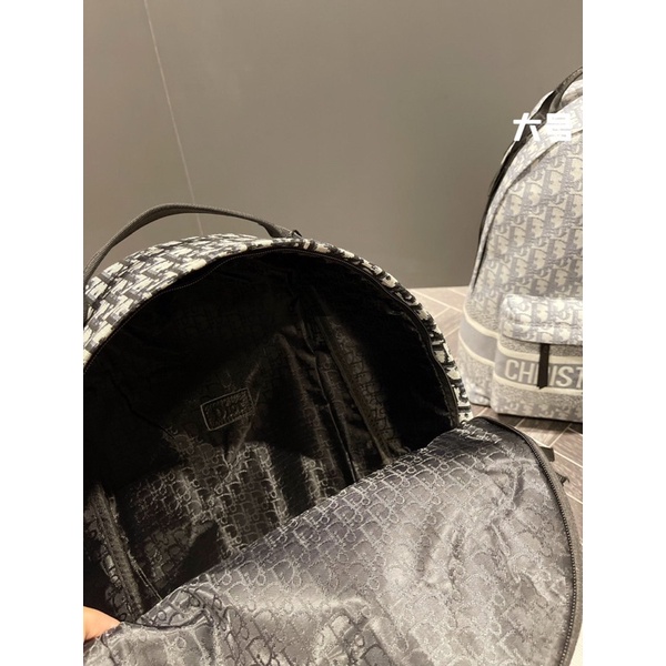 Balo Oblique Hoạ Tiết Classi Chất liệu vải thêu mềm mại Full túi