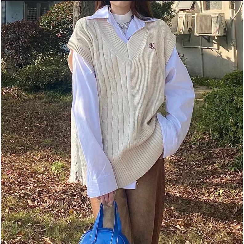 Áo gile len nữ sinh Jennie màu be vặn thừng một bên