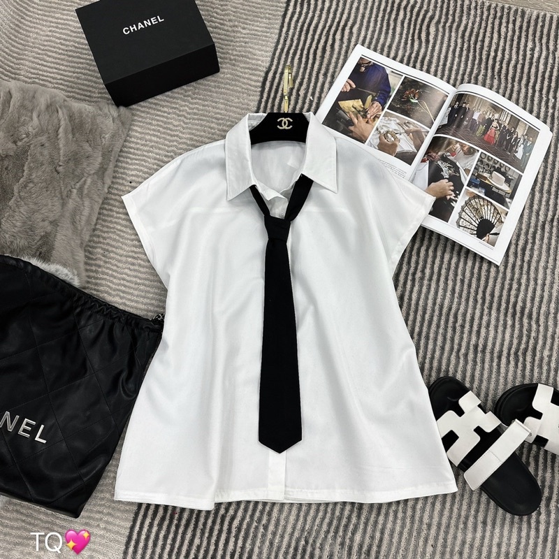 Áo sơ mi trắng kèm cà vạt