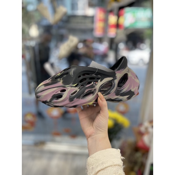 Sục hè Foam Runner carbon màu mới