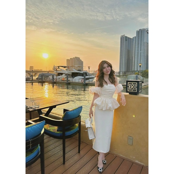 Set áo peplum croptop trễ vai nhún lưng kèm chân váy suông kem