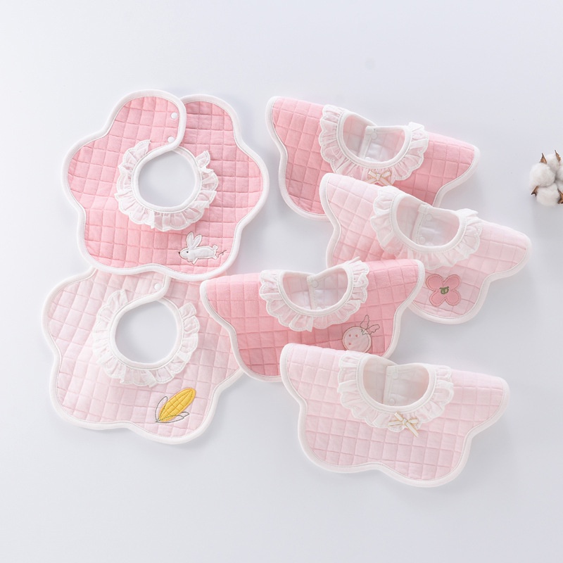 Yếm tròn xoay 360 Chicbaby hình hoa 4 lớp chất liệu cotton mặt sau chống thấm màu hồng kèm viền ren đáng yêu cho bé gái