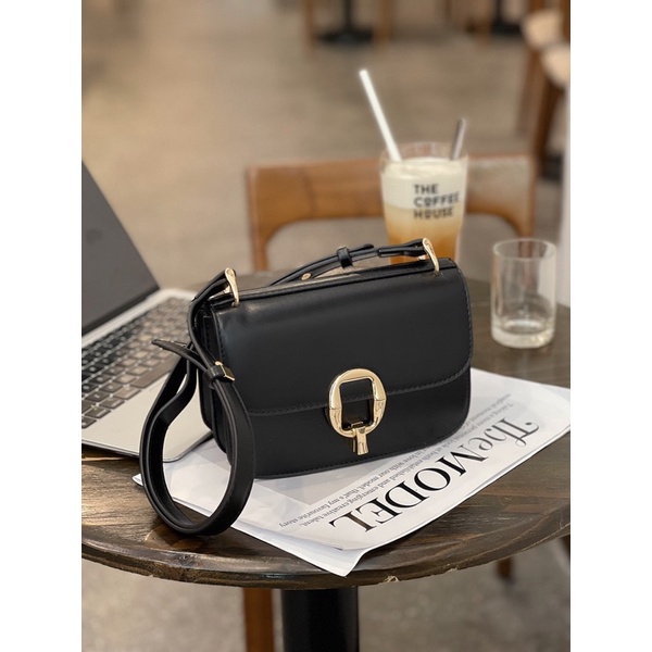Túi đeo chéo kẹp nách nữ dây da khoá Q