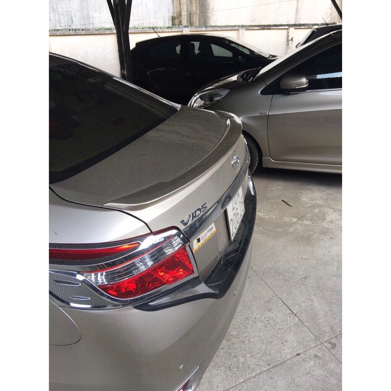 Đuôi gió vios 2014-2017 hàng mộc chưa sơn khách hàng mua về ra gara sơn theo màu của xe.