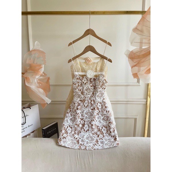 Đầm váy ren nữ dự tiệc 2 dây thiết kế FLORAL DESIGN kèm tag hoa ngực sang chảnh ôm eo 2 màu trắng kem nâu size S M