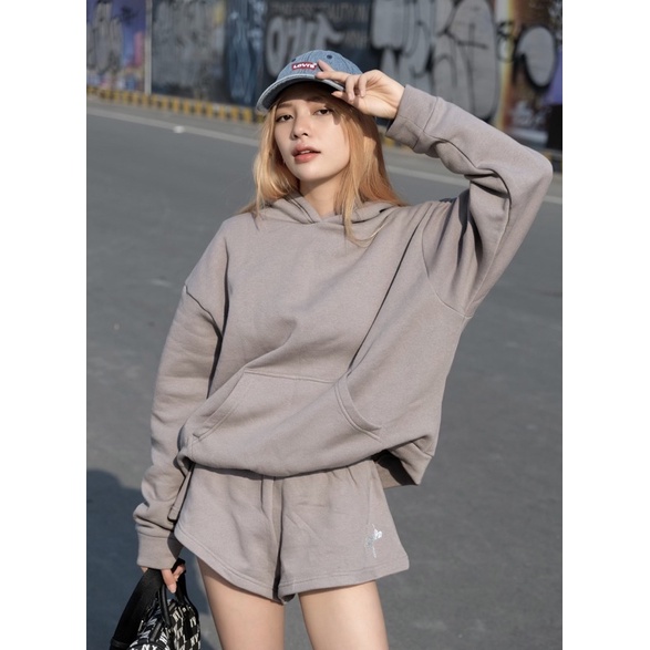 - Áo hoodie form boxy