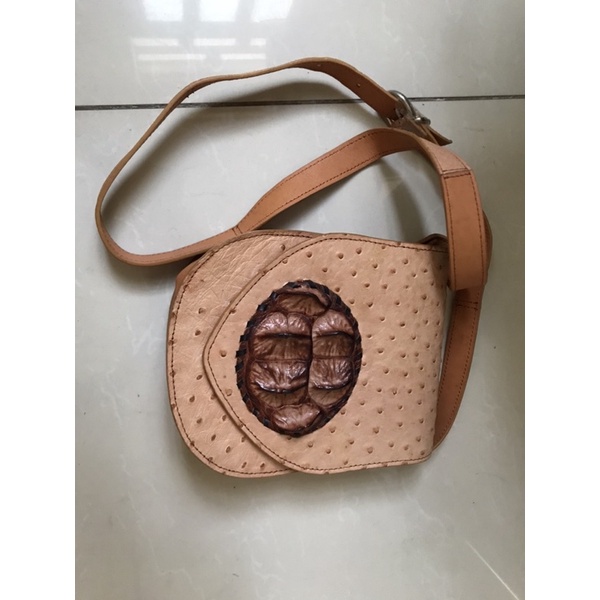 Túi đeo chéo da đà điểu phối gù cá sấu