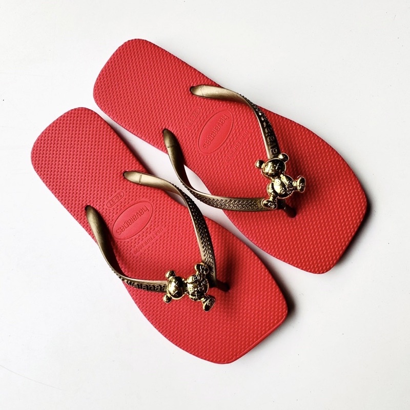 Dép kẹp xỏ ngón nữ đính charm gấu Bear thời trang cá tính, đế cao su bền bỉ êm ái nhiều màu lựa chọn.