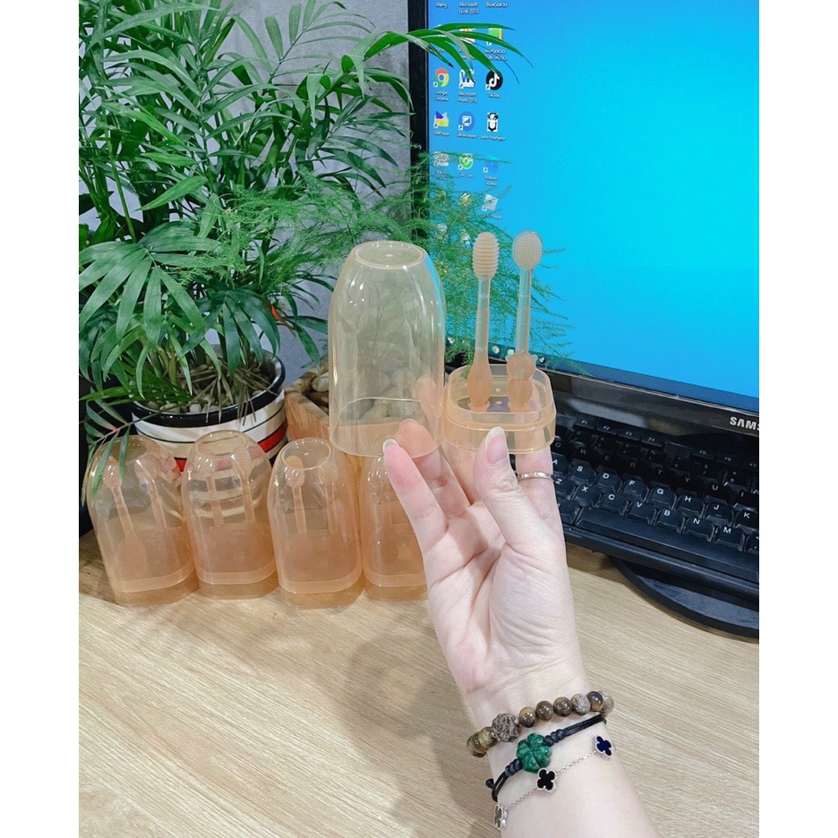 Rơ lưỡi silicon và bàn chải đánh răng silicon siêu mềm, an toàn cho bé từ 0 - 18 tháng