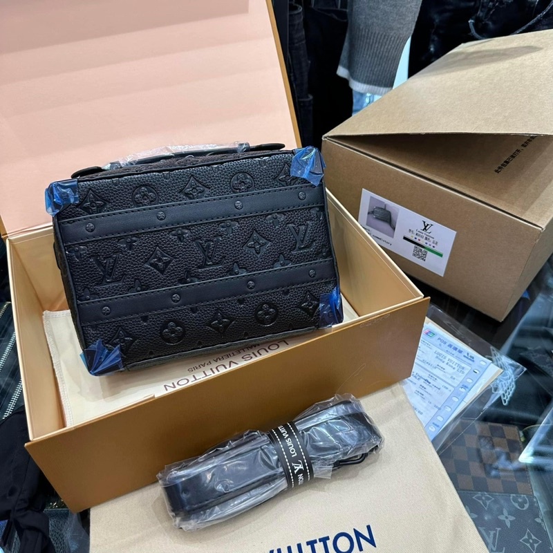 Túi Da L.V. Tay xách-Đeo chéo Vân hoa đen chìm HÀNG 1:1_Túi hộp L V. đeo hông Tay xách da xịn sò Đen vân hoa FULLBOX new