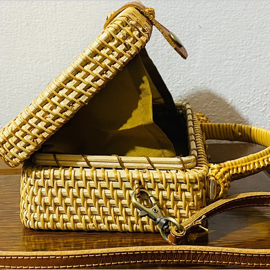 Túi xách mây tre đan, hình chữ nhật, có quai sách, kích thước 19x13h7, khóa bấm