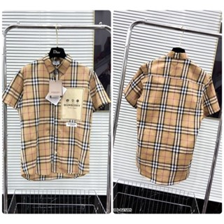 Áo sơ mi cộc tay nam nữ Burberry kẻ sọc caro be dập mác logo chữ ngực chất cotton cao cấp SMC05P
