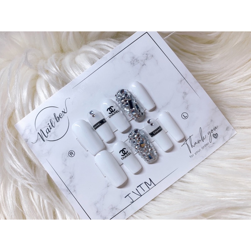 Nail Box thiết kế tông trắng đính đá