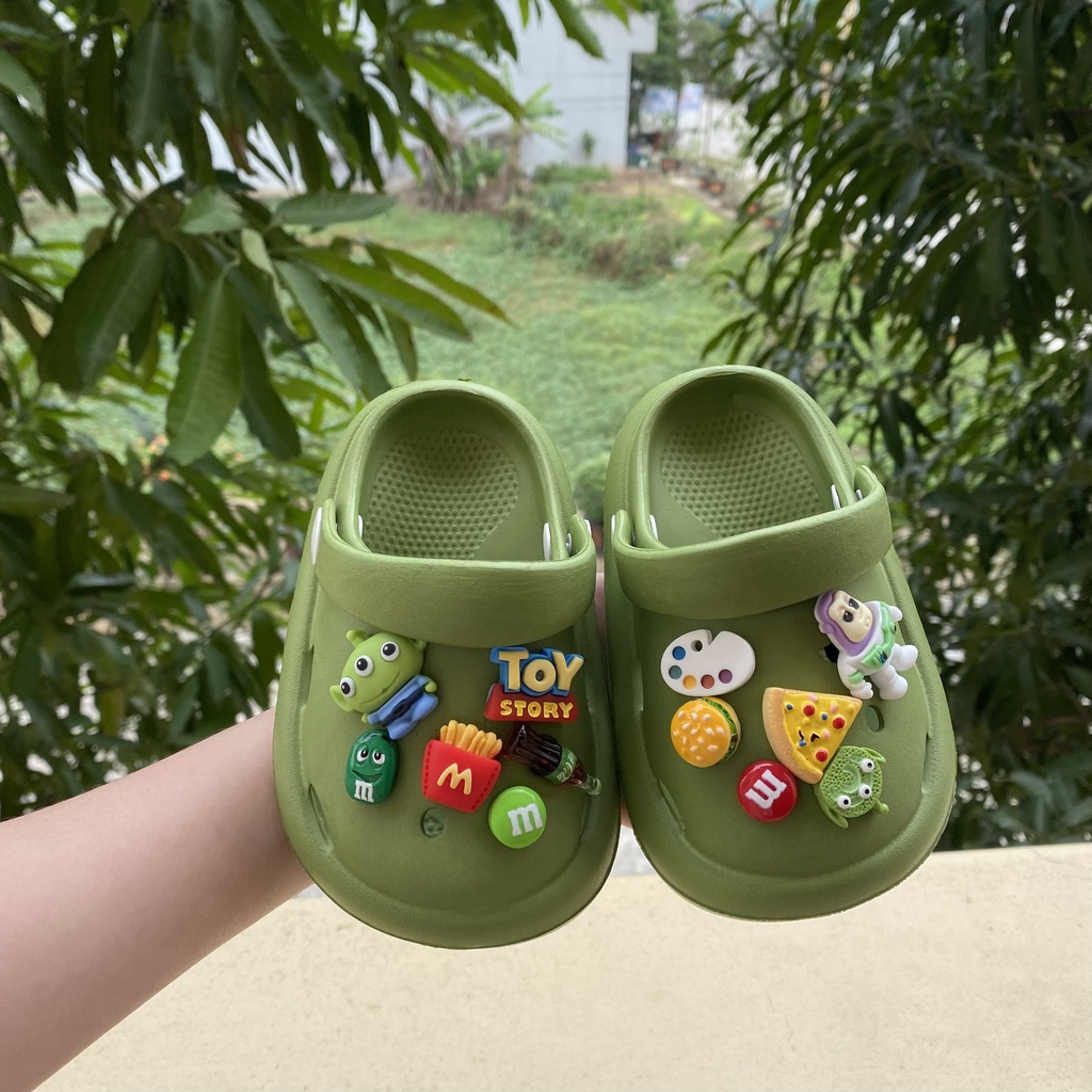 Dép cho bé trai bé gái, sục cross siêu nhẹ, chống trơn trượt bộ charm phi hành gia thế giới đồ chơi ngộ nghĩnh