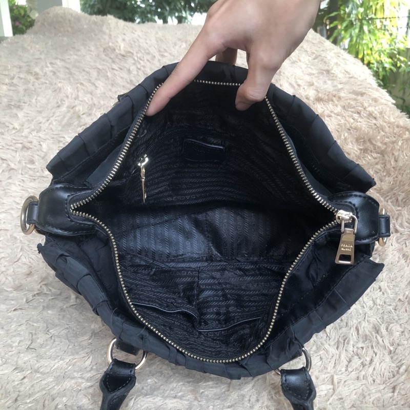 Túi chuẩn si. Túi qua sử dụng. Khách vui lòng xem hình nếu muốn biết thêm thông tin sản phẩm mời khách vô chat . Thanks.