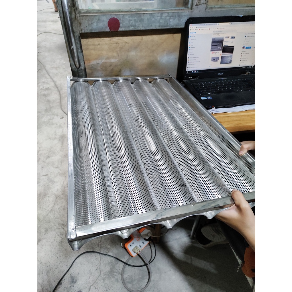 Khay nướng bánh mì từ 5 sóng đến 8 sóng    mâm được làm bằng nhôm dày, khung viền inox chắc chắn