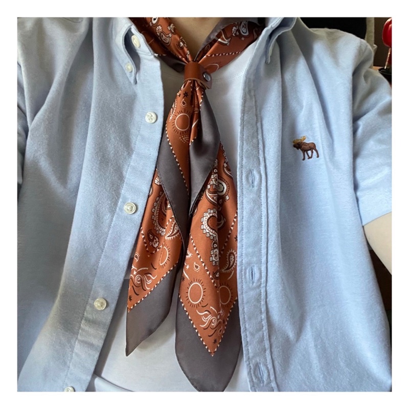 Bandana, Khăn lụa vuông hoạ tiết.