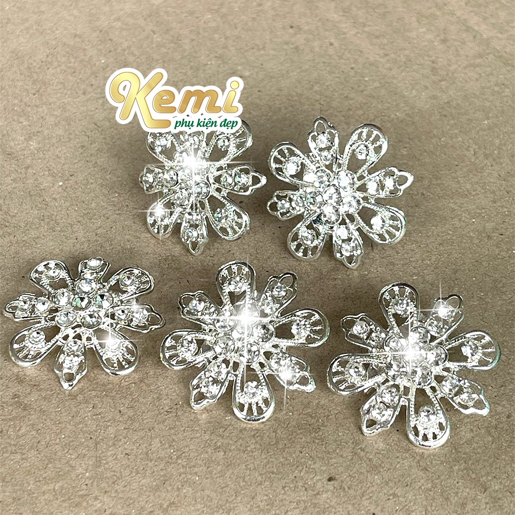Ghim tag cài áo hình hoa bát cánh đính đá bling bling lấp lánh