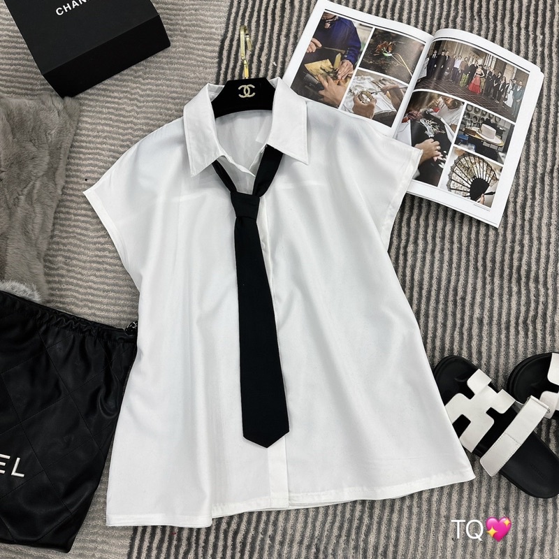 Áo sơ mi trắng kèm cà vạt