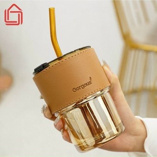 Cốc nước thủy tinh có tay cầm chắc chắn, thân cốc in hình đẹp và chia vạch tiện dụng, dung tích chứa 350ml