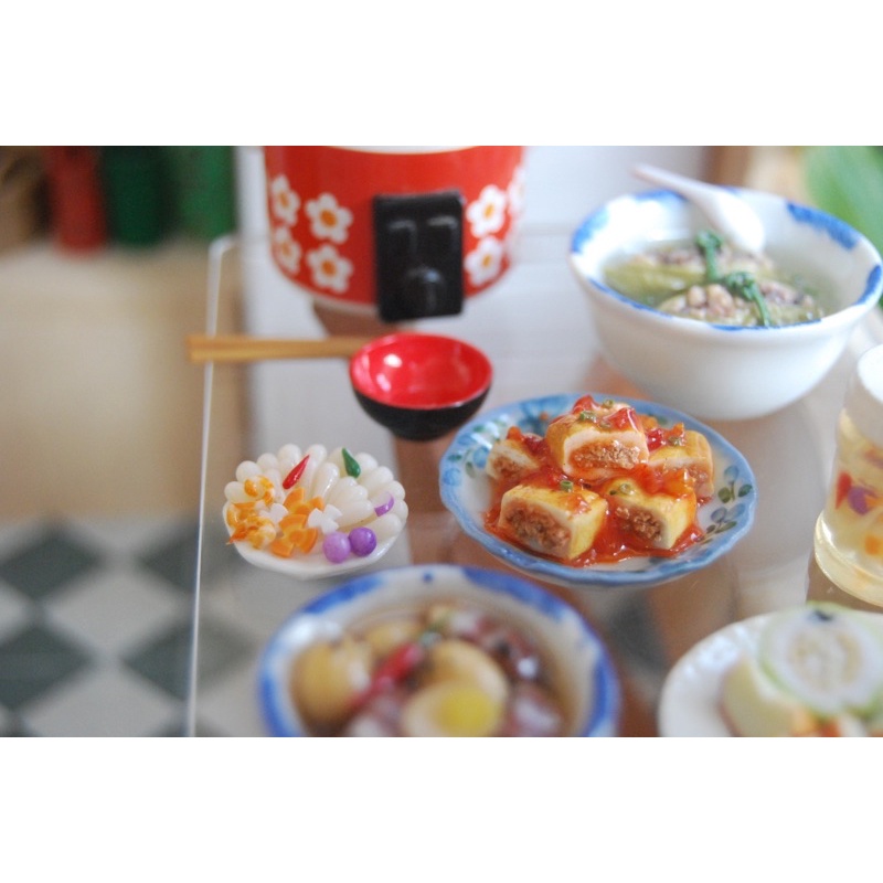 Mô hình cà chua sốt cà thu nhỏ bằng đất sét