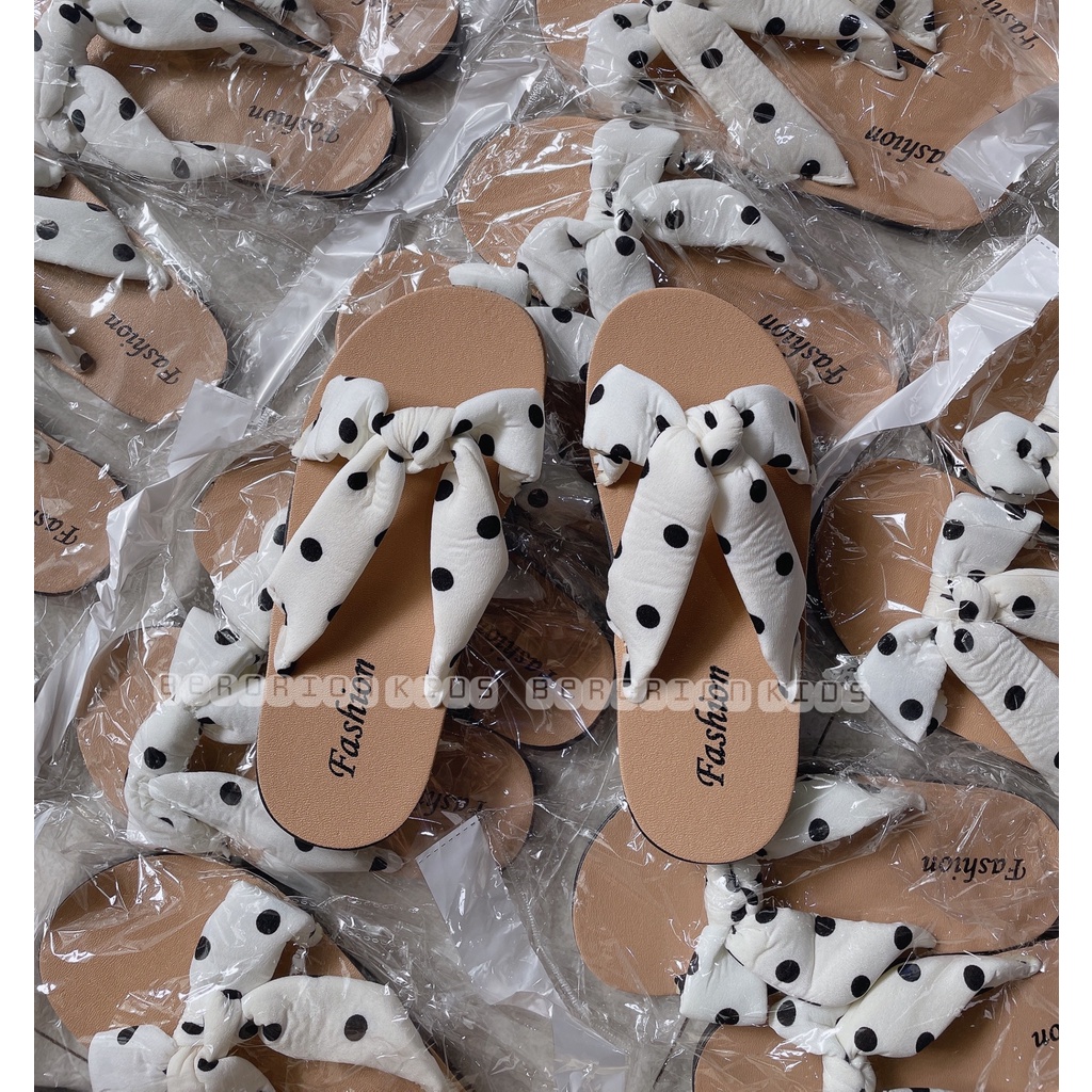 Dép đi biển cho bé gái