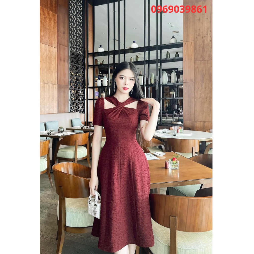 Váy Gấm Sang Chảnh Thiết Kế Độc Đáo Với Dây Chéo Trước Ngực Tạo Nét Phá Cách Đầy Lôi Cuốn