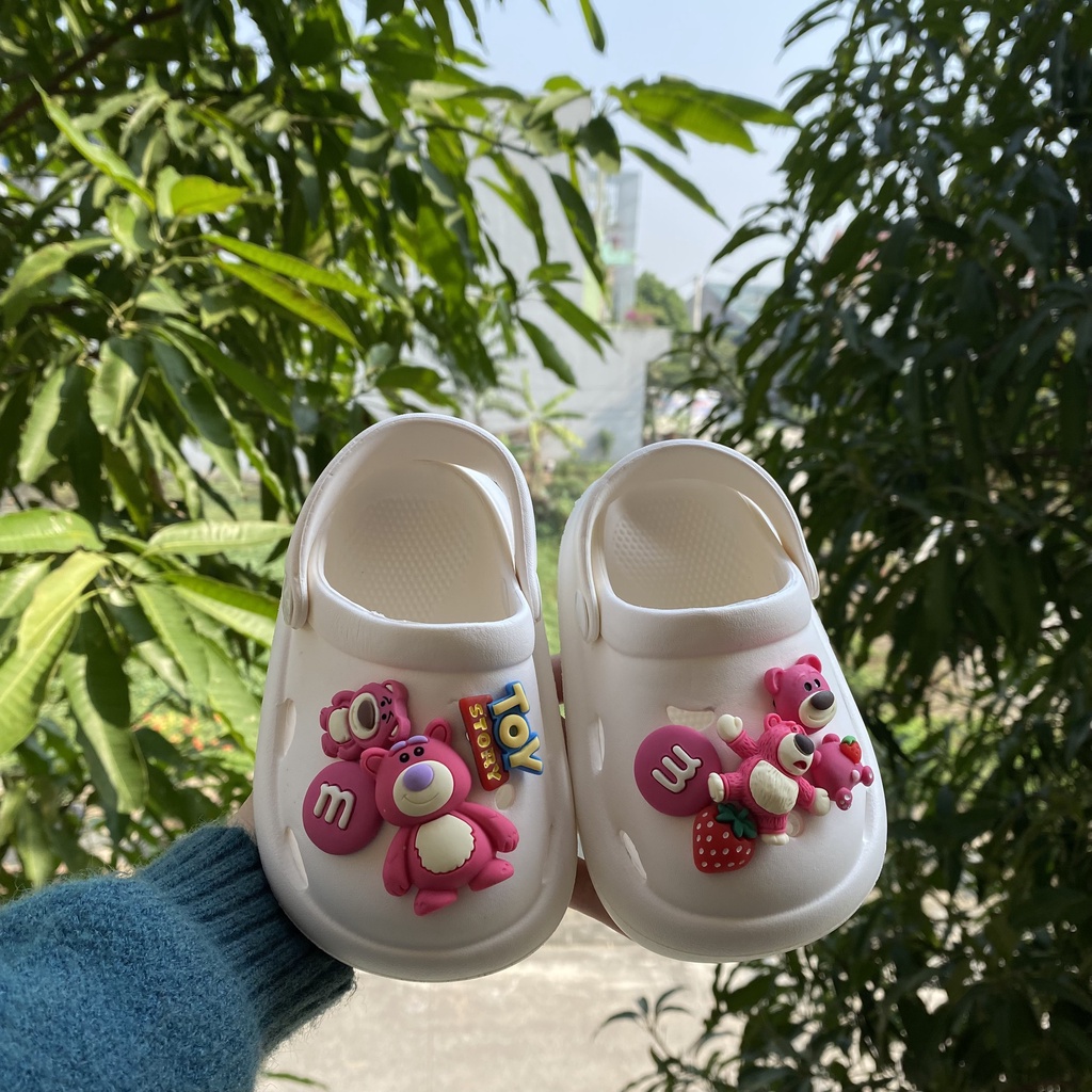Dép cho bé trai bé gái, sục cross siêu nhẹ, chống trơn trượt bộ charm gấu hồng 9sticker