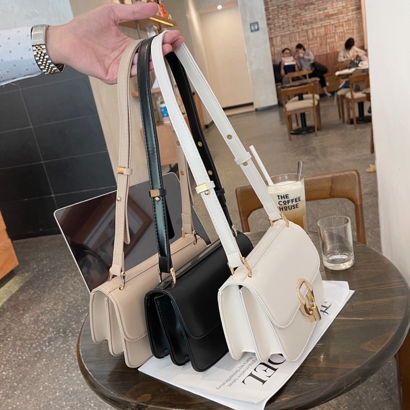 Túi đeo chéo kẹp nách nữ dây da khoá Q