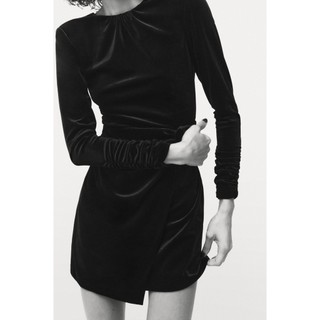 ZARA Đức - Đầm nhung cổ tròn tay dài hoa hồng xếp nếp cổ tay hở lưng màu đen sale auth new tag có sẵn 9225/864