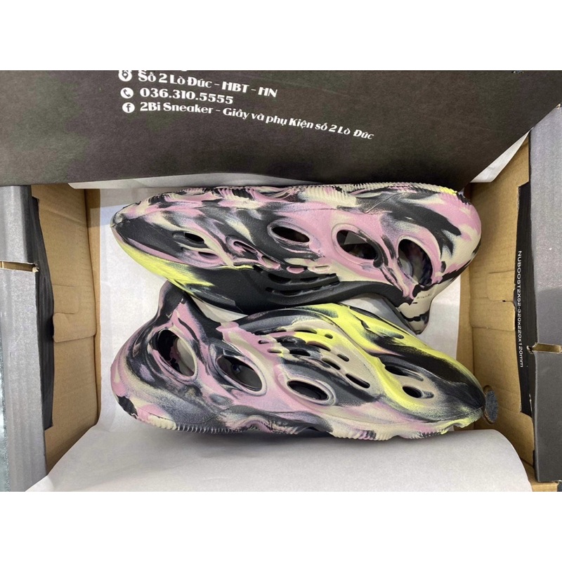 Sục hè Foam Runner carbon màu mới