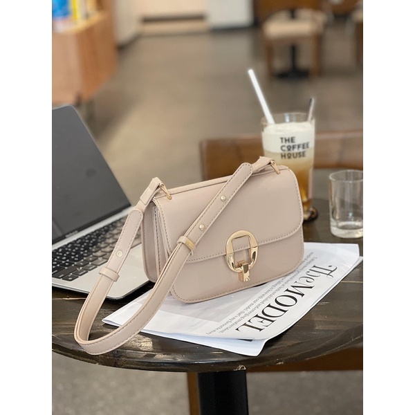 Túi đeo chéo kẹp nách nữ dây da khoá Q
