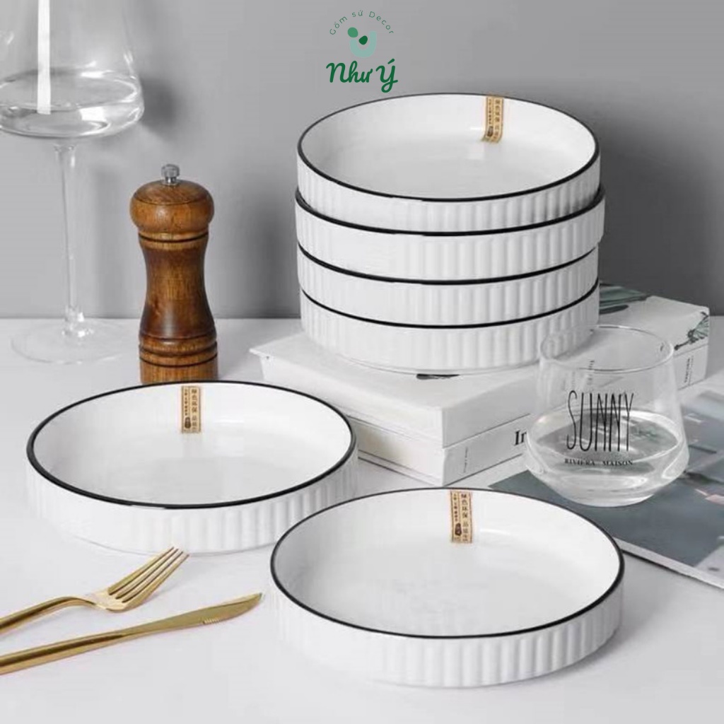 Đĩa sứ trắng viền đen, tráng men sứ mịn dày dặn dễ lau chùi...