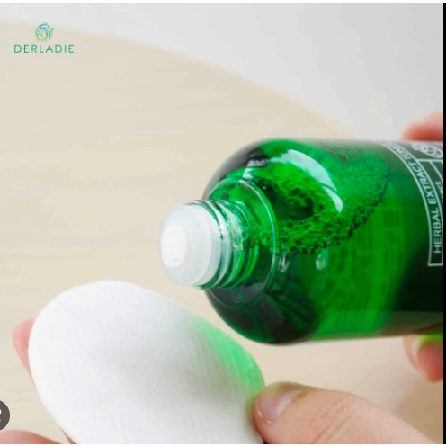 Toner tràm trà giảm mụn sau 7 ngày Derladie Herbal Extract Toner 140ml