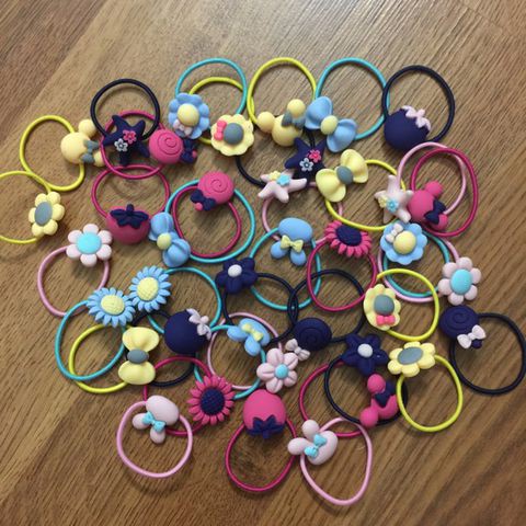 Hộp 40 dây buộc tóc kitty cho bé nhiều hình đủ màu siêu xinh