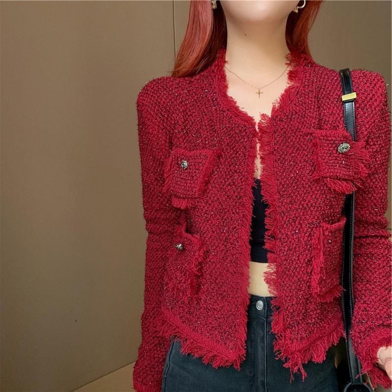 Áo khoác dạ đan đỏ viền tua rua lấp lánh sành điệu Jisoo