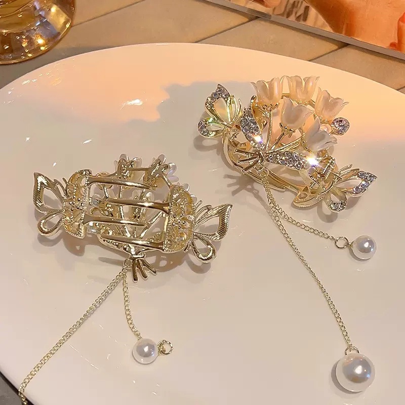 Kẹp Tóc Tua Rua Hình Cá Mập Đính Ngọc Trai Nhân Tạo Phong Cách Thung Lũng Lily of the valley