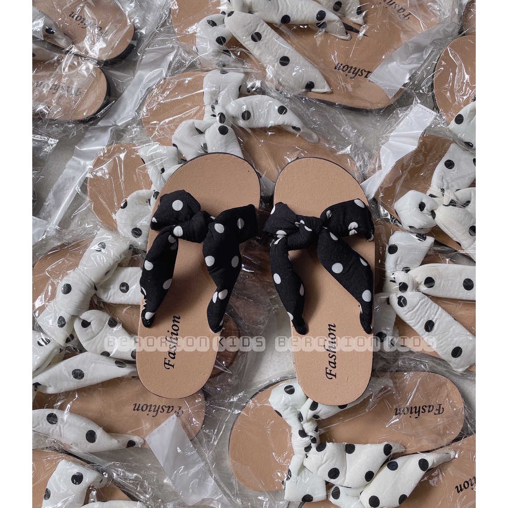 Dép đi biển cho bé gái