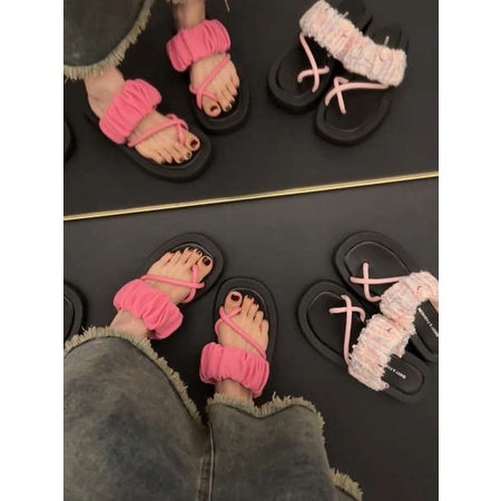 Dép đế dày màu hồng xỏ ngón đi ra ngoài