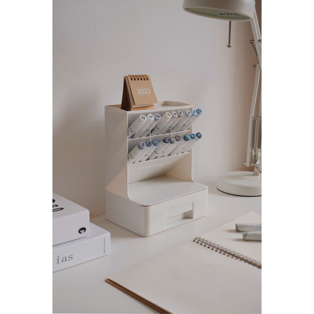 Kệ cắm bút nghiêng để bàn có ngăn kéo