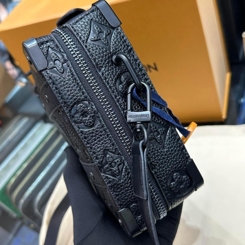 Túi Da L.V. Tay xách-Đeo chéo Vân hoa đen chìm HÀNG 1:1_Túi hộp L V. đeo hông Tay xách da xịn sò Đen vân hoa FULLBOX new