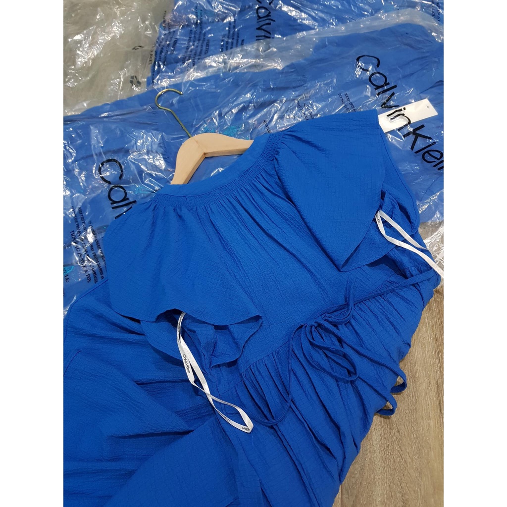 Váy CK màu xanh coban, kiểu tay cánh tiên