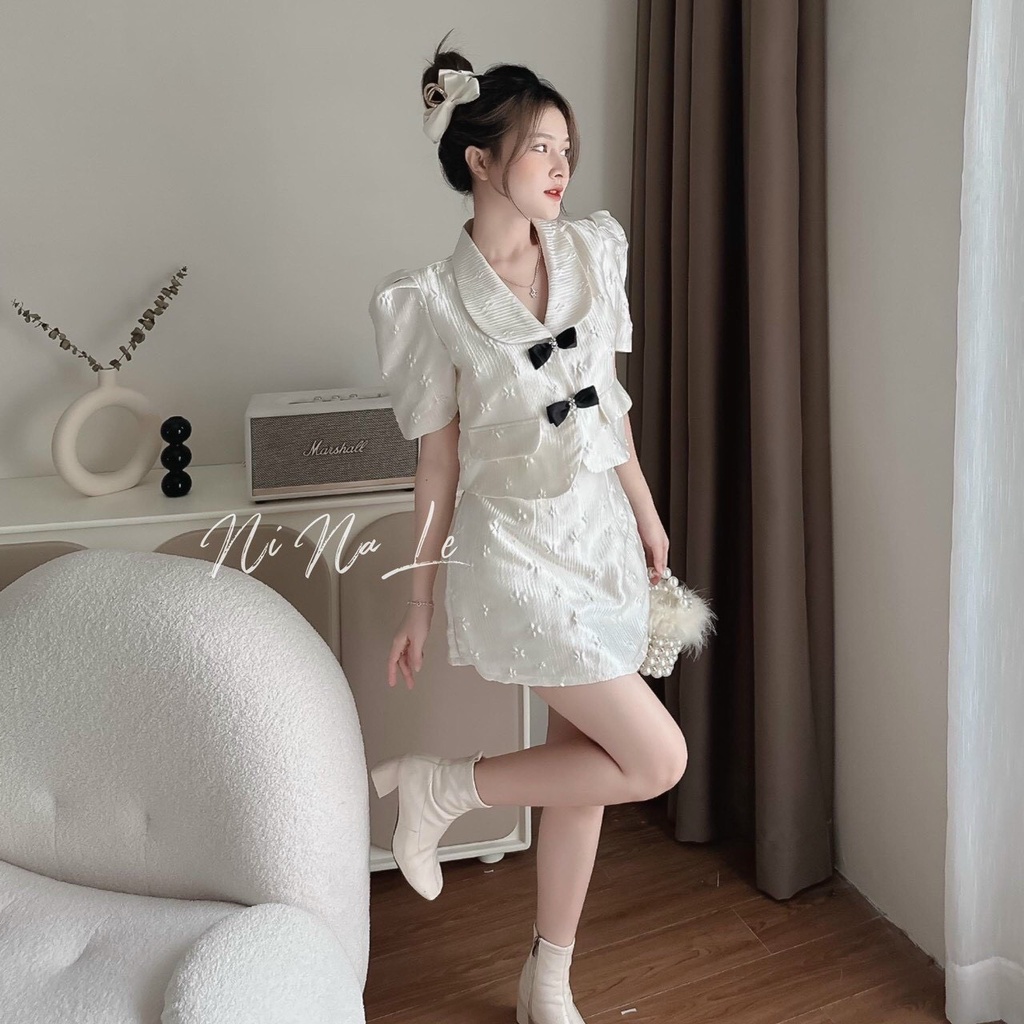 Sét đồ nữ gồm áo tay phồng cổ bèo cài nút thật và chân váy ngắn có lót màu trắng xinh thời trang nữ VESTA