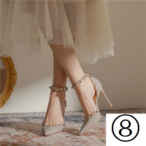 Giày Cao Gót Mũi Nhọn Đính Đinh Tán Phong Cách Mới 2022