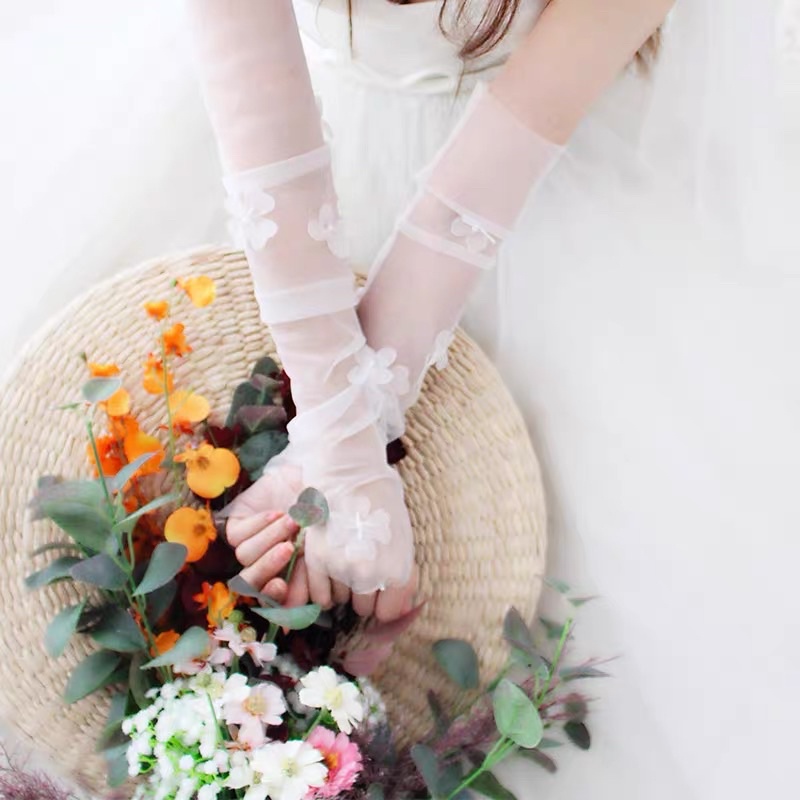 Găng tay voan xỏ ngón bao tay cô dâu đính hoa
