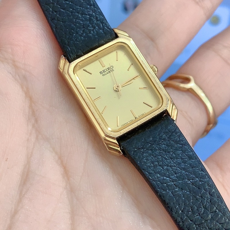 Đồng hồ si nữ hiệu Seiko, mặt chữ nhật, dây da đen
